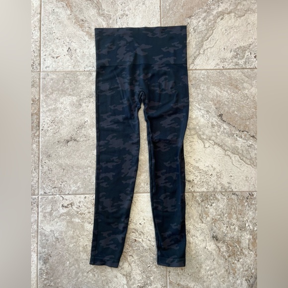 SPANX Look at Me Now Seamless Leggings Camo, size L - Picture 5 of 8